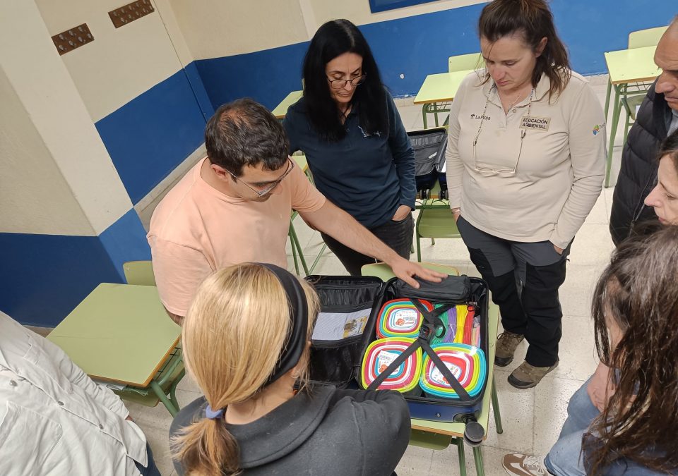 Grupo de co-creación 3 de la Zona 1 revisando la maleta didáctica del proyecto LIFE Ebro Resilience P1