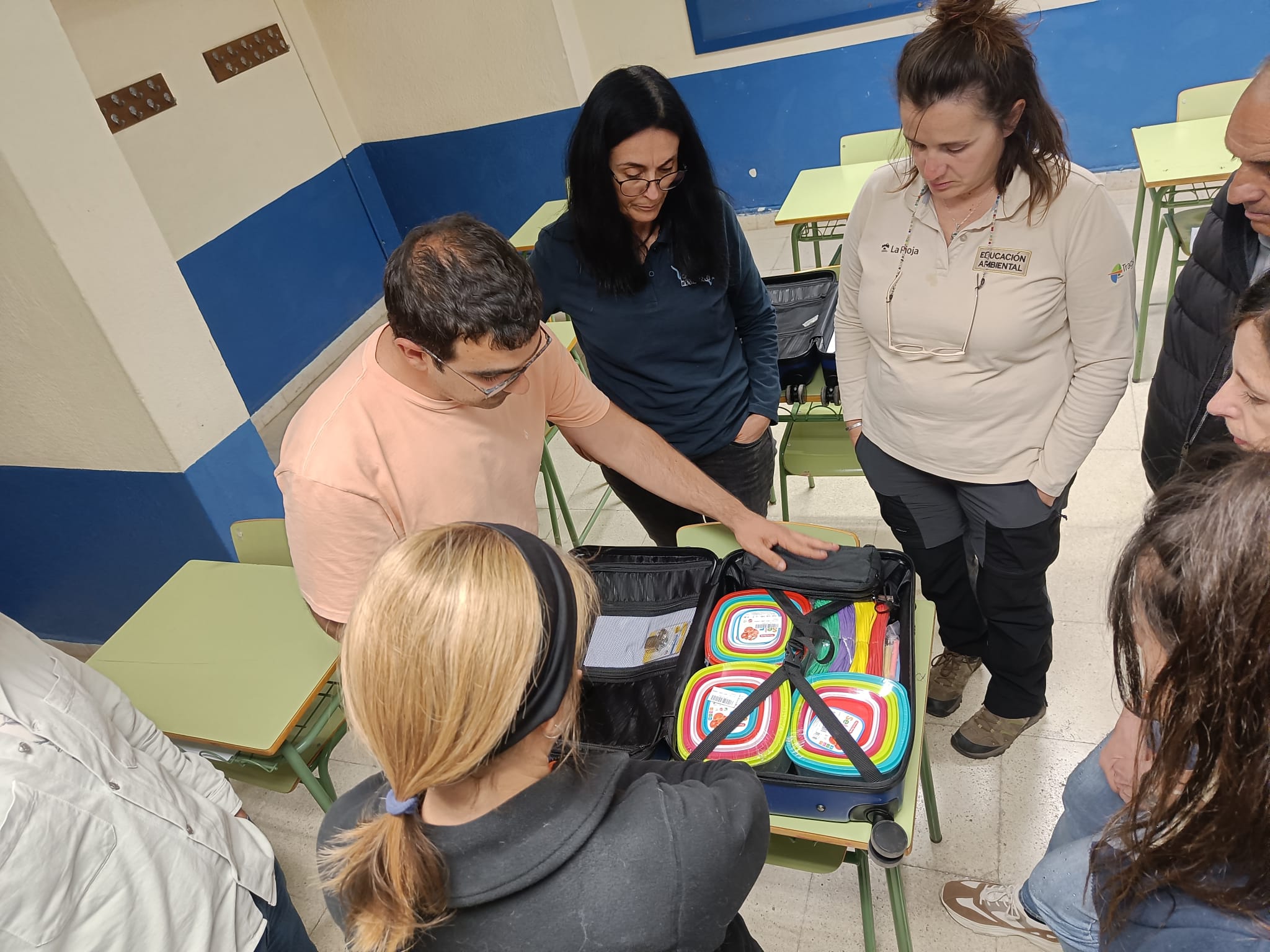 Grupo de co-creación 3 de la Zona 1 revisando la maleta didáctica del proyecto LIFE Ebro Resilience P1