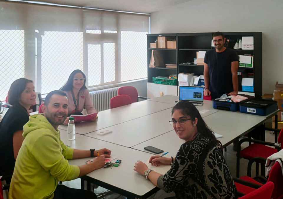 Entrega de materiales didácticos en el IES Gonzalo de Berceo de Alfaro (La Rioja)