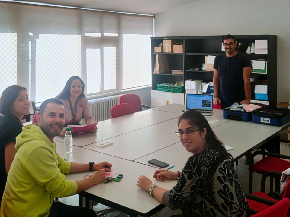 Entrega de materiales didácticos en el IES Gonzalo de Berceo de Alfaro (La Rioja)