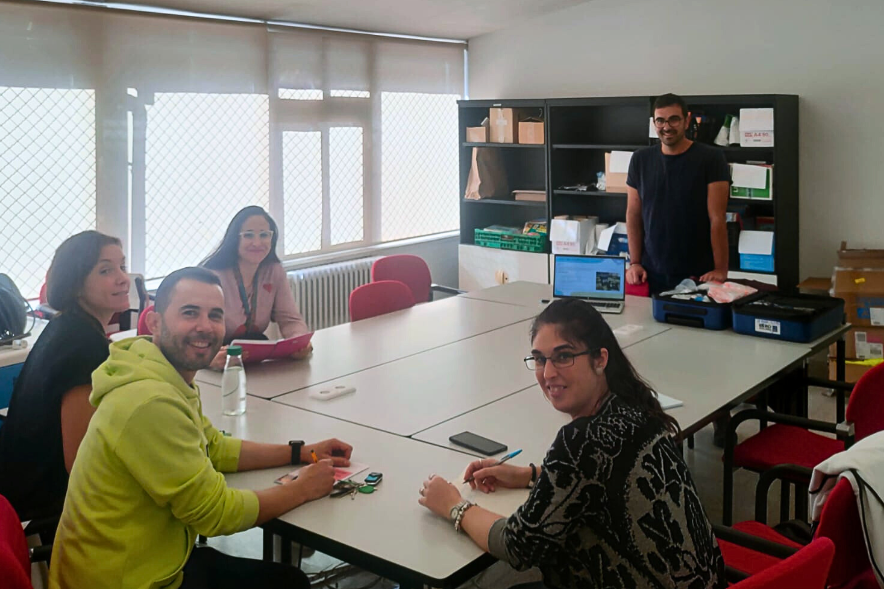 Entrega de materiales didácticos en el IES Gonzalo de Berceo de Alfaro (La Rioja)