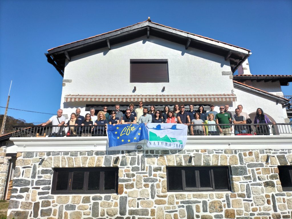 Grupo bandera LIFE Kantauriba y LIFE Ebro Resilience P1 en el Albergue de Artikutza