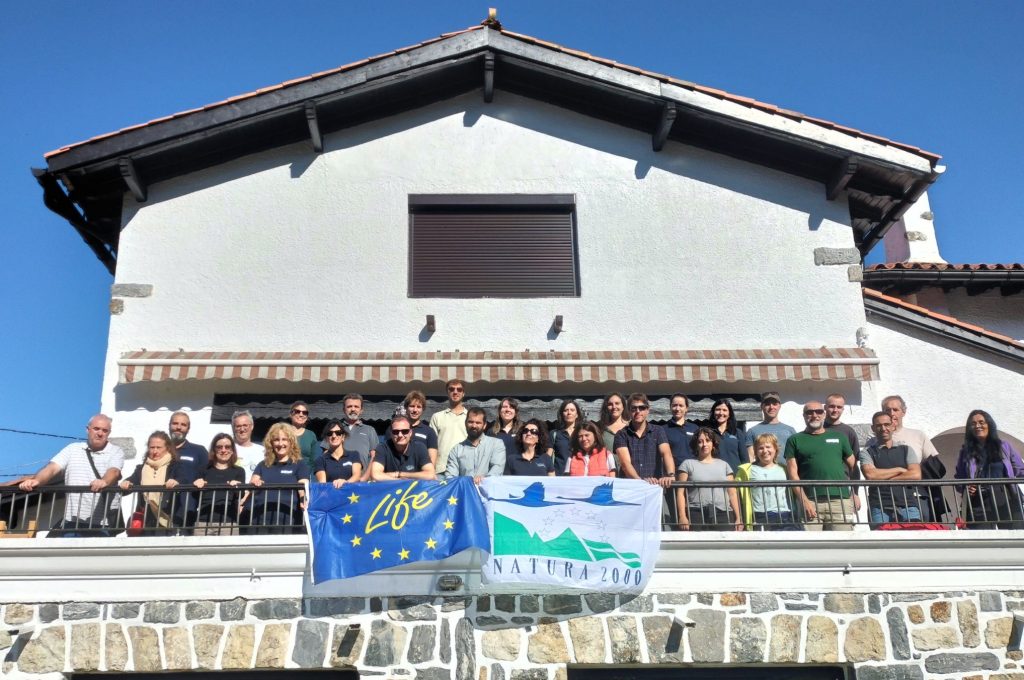 Grupo bandera LIFE Kantauriba y LIFE Ebro Resilience P1 en el Albergue de Artikutza