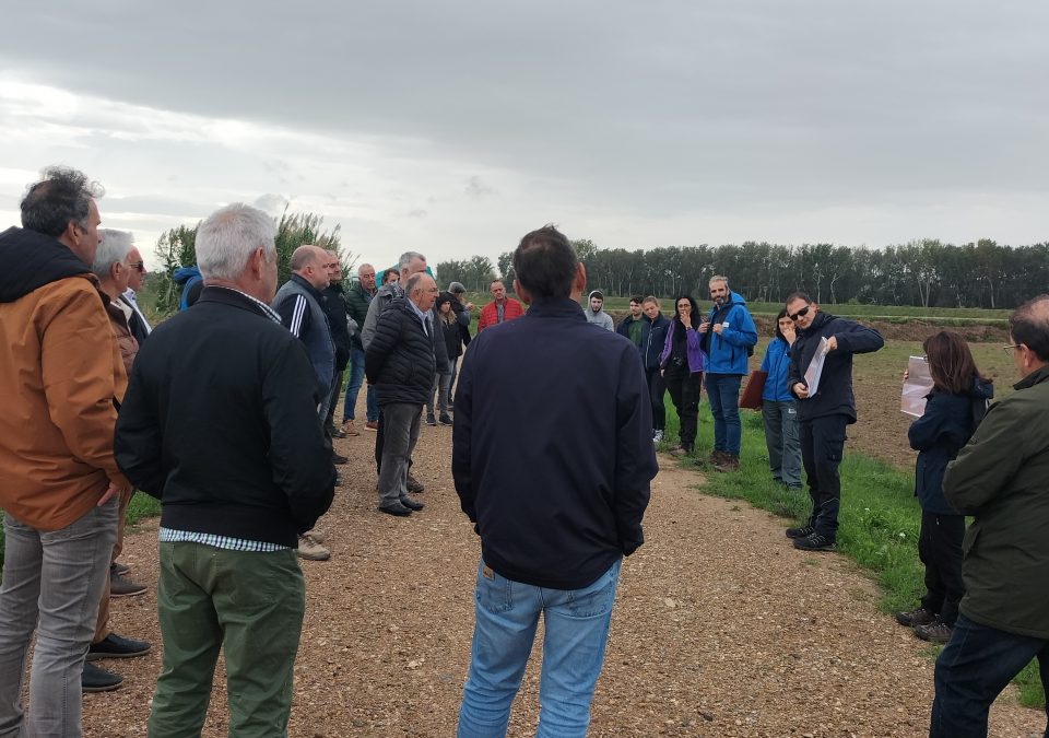 Visita al área inundable de la Mejana de la Cruz (Alagón, Zaragoza) para agricultores de Navarra en una jornada organizada por GAN-NIK y con apoyo de la CHE