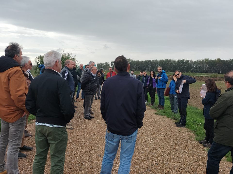 Visita al área inundable de la Mejana de la Cruz (Alagón, Zaragoza) para agricultores de Navarra en una jornada organizada por GAN-NIK y con apoyo de la CHE