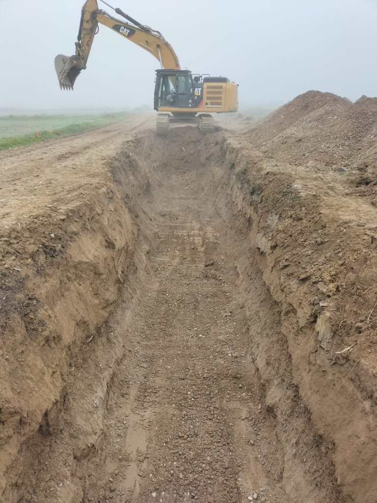 Apertura de zanja para soterrar la tubería de riego de la Huerta del Ebro. Fase 2 de la adaptación de esta infraestructura.