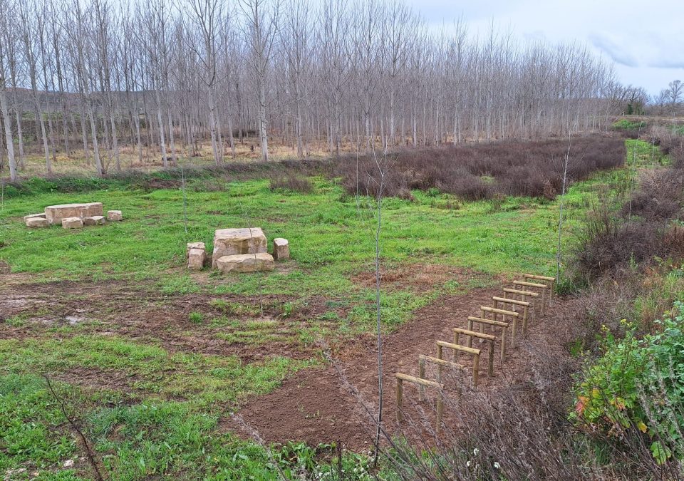 Nuevo mobiliario instalado en la parcela liberada de La Roza (Alfaro), convertida en área de descanso