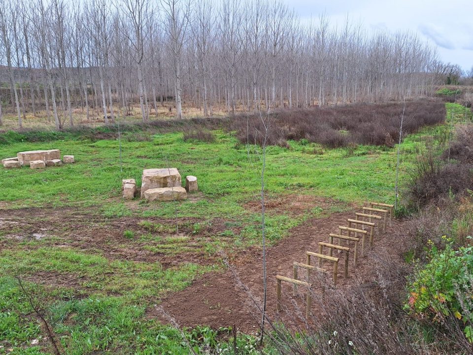 Nuevo mobiliario instalado en la parcela liberada de La Roza (Alfaro), convertida en área de descanso