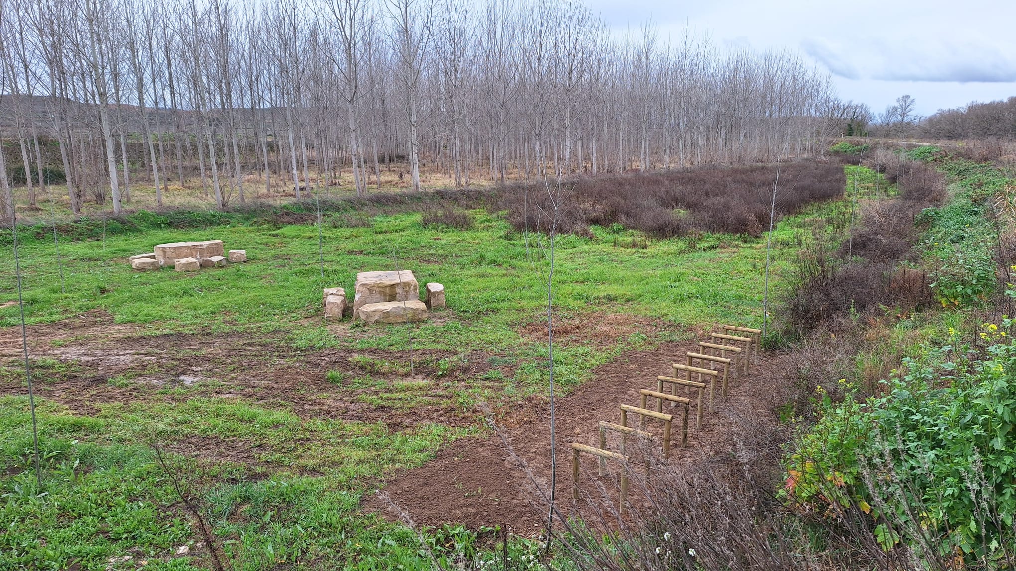 Nuevo mobiliario instalado en la parcela liberada de La Roza (Alfaro), convertida en área de descanso